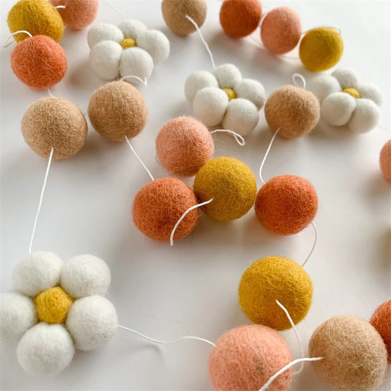 زينة جدارية من كرات الصوف على  - مراجعة Home Textiles & Decorations وسعره